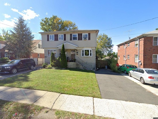 Single-family for Pre-foreclosure / auction Meiers Corners, Staten Island