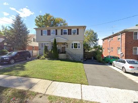 Home for Pre-foreclosure / auction Meiers Corners, Staten Island