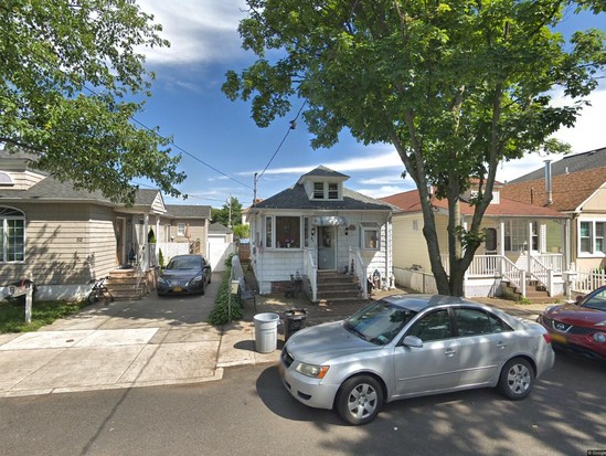 Single-family for Pre-foreclosure New Dorp Beach, Staten Island