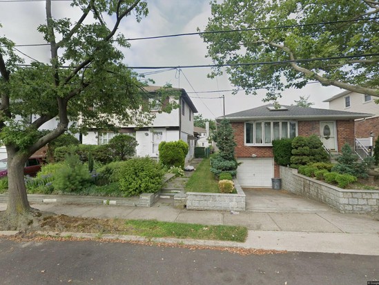 Single-family for Pre-foreclosure Little Neck, Queens