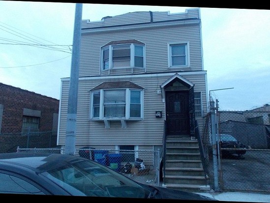 Single-family for Pre-foreclosure / auction Maspeth, Queens