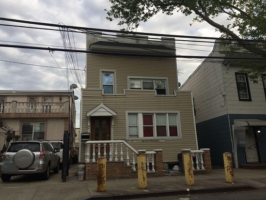 Single-family for Pre-foreclosure Maspeth, Queens