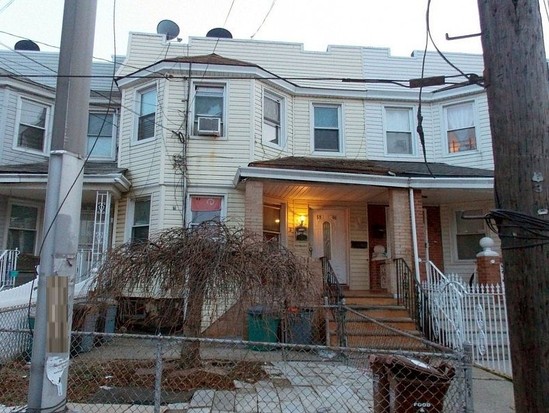 Single-family for Pre-foreclosure / auction Maspeth, Queens