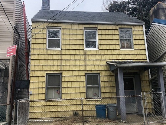 Single-family for Pre-foreclosure / auction Stapleton, Staten Island