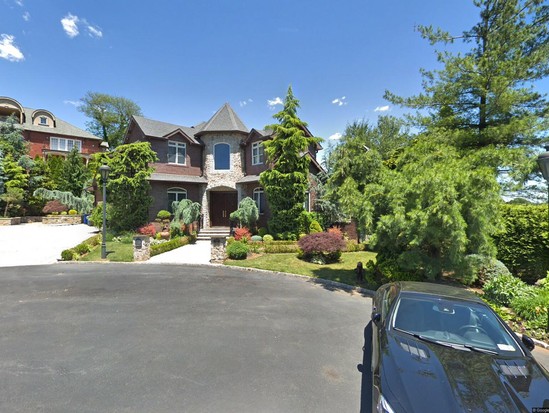 Single-family for Pre-foreclosure Todt Hill, Staten Island