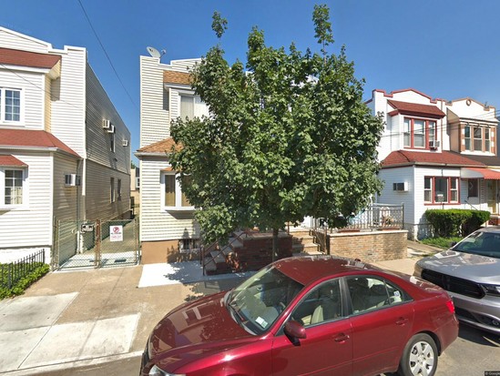 Single-family for Pre-foreclosure / auction Maspeth, Queens