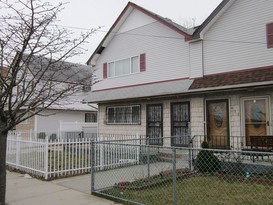 Home for Pre-foreclosure / auction Arverne, Queens