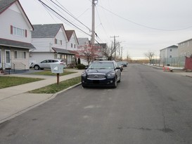 Home for Pre-foreclosure / auction Arverne, Queens