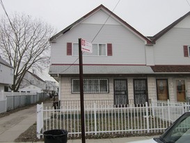 Home for Pre-foreclosure / auction Arverne, Queens