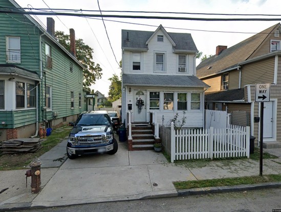 Single-family for Pre-foreclosure Port Richmond, Staten Island