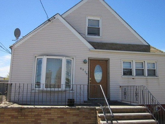 Single-family for Auction Arverne, Queens