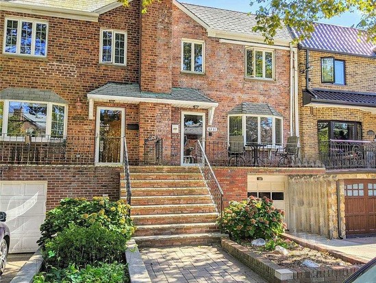 Townhouse for Sale Middle Village, Queens