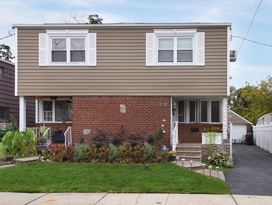 Single-family for Sale Kew Gardens Hills, Queens