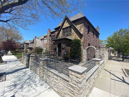 Single-family for Sale Middle Village, Queens