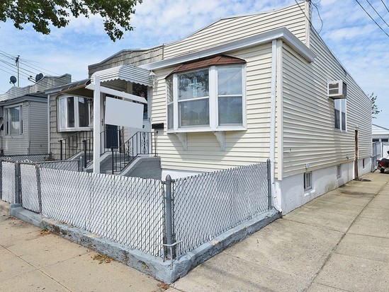 Single-family for Sale Maspeth, Queens