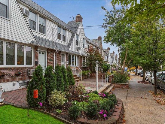 Single-family for Sale Middle Village, Queens