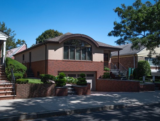 Single-family for Sale Rego Park, Queens