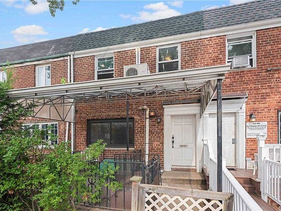 Single-family for Sale Kew Gardens Hills, Queens