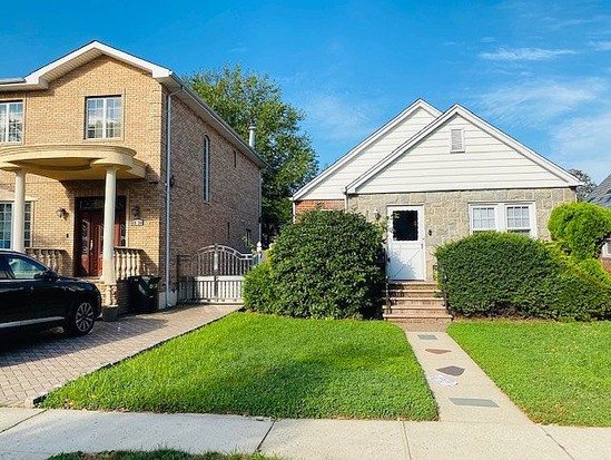 Single-family for Sale Fresh Meadows, Queens