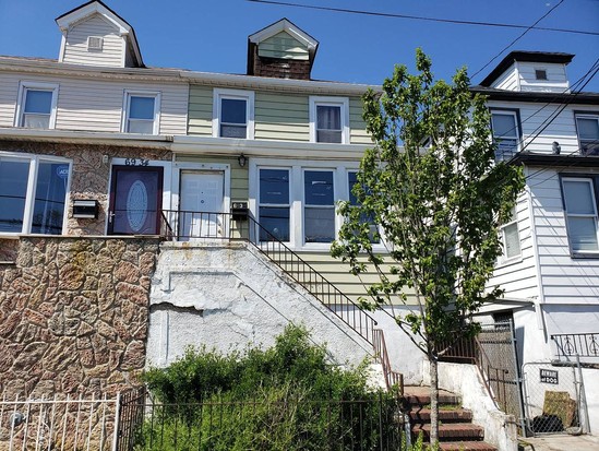 Single-family for Contingent Arverne, Queens