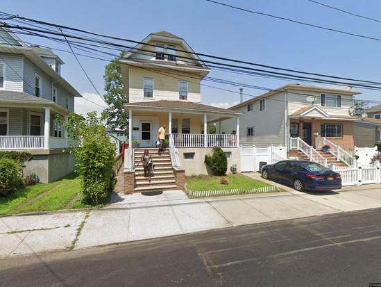 Single-family for Pre-foreclosure Arverne, Queens