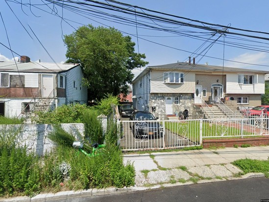 Single-family for Pre-foreclosure Arverne, Queens