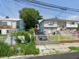 Home for Pre-foreclosure Arverne, Queens