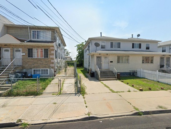 Single-family for Pre-foreclosure / auction Arverne, Queens