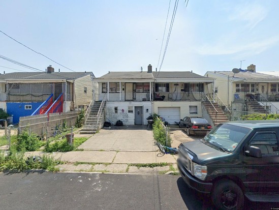 Townhouse for Pre-foreclosure / auction Arverne, Queens