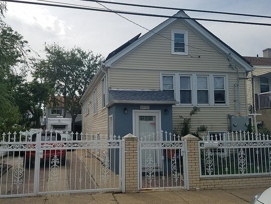 Multi-family for Pre-foreclosure Arverne, Queens