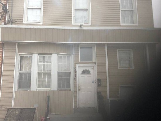 Single-family for Pre-foreclosure / auction Middle Village, Queens