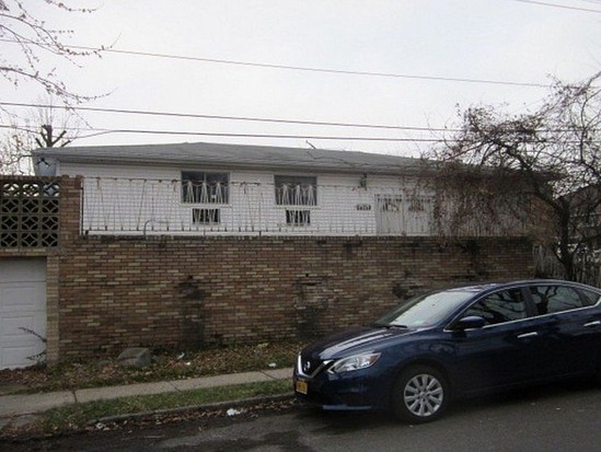 Single-family for Pre-foreclosure / auction Dongan Hills, Staten Island