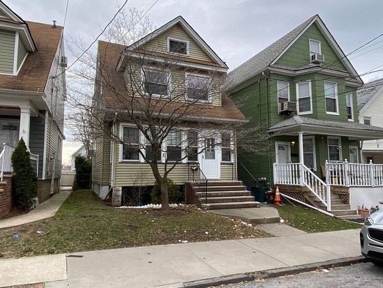 Single-family for Contingent Port Richmond, Staten Island