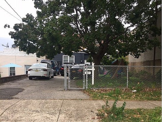 Single-family for Sale Astoria, Queens