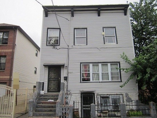 Single-family for Pre-foreclosure / auction East New York, Brooklyn