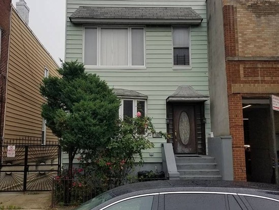 Single-family for Pre-foreclosure / auction Glendale, Queens