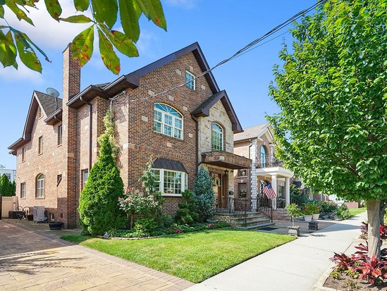 Single-family for Sale Middle Village, Queens