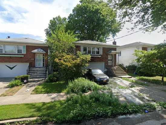 Single-family for Pre-foreclosure Hillcrest, Queens