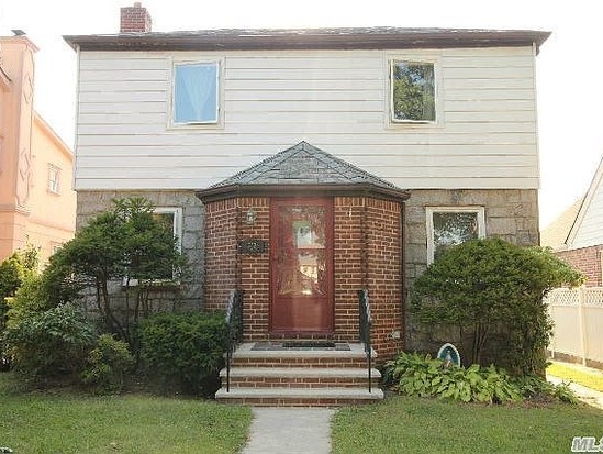 Single-family for Pre-foreclosure Utopia, Queens