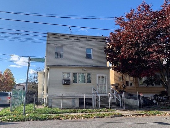 Single-family for Pre-foreclosure / auction Clifton, Staten Island