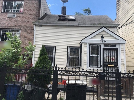 Single-family for Pre-foreclosure / auction Wakefield, Bronx