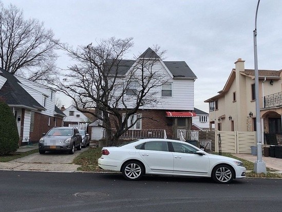 Single-family for Pre-foreclosure / auction Hillcrest, Queens