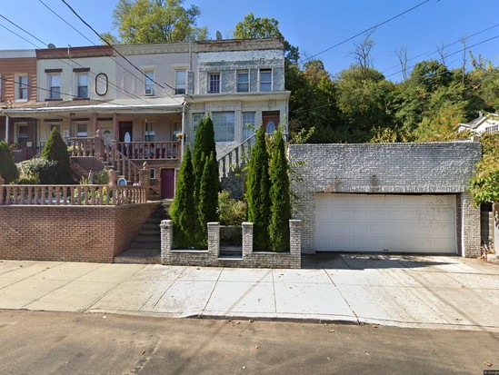 Single-family for Foreclosed Grymes Hill, Staten Island