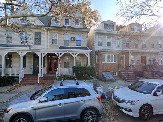 Single-family for Pre-foreclosure Glendale, Queens