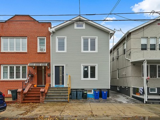 Single-family for Sale Middle Village, Queens