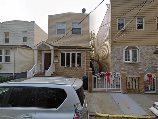 Single-family for Pre-foreclosure Glendale, Queens