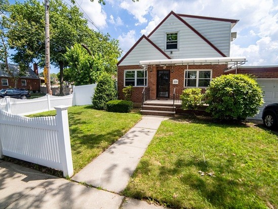 Single-family for Sale Bellerose, Queens