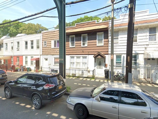 Single-family for Pre-foreclosure Woodhaven, Queens