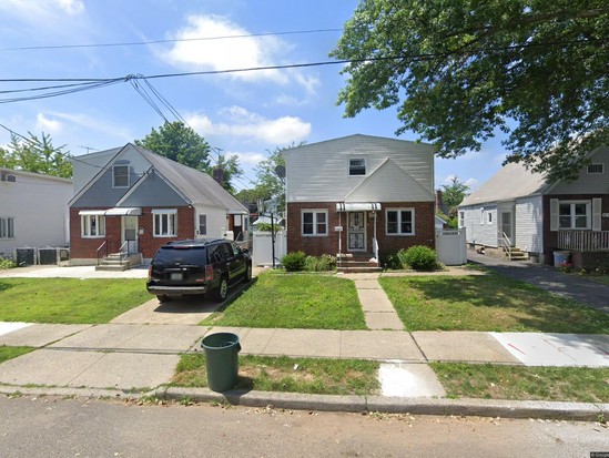 Single-family for Pre-foreclosure / auction Floral Park, Queens