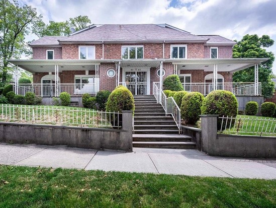 Single-family for Sale Kew Gardens, Queens